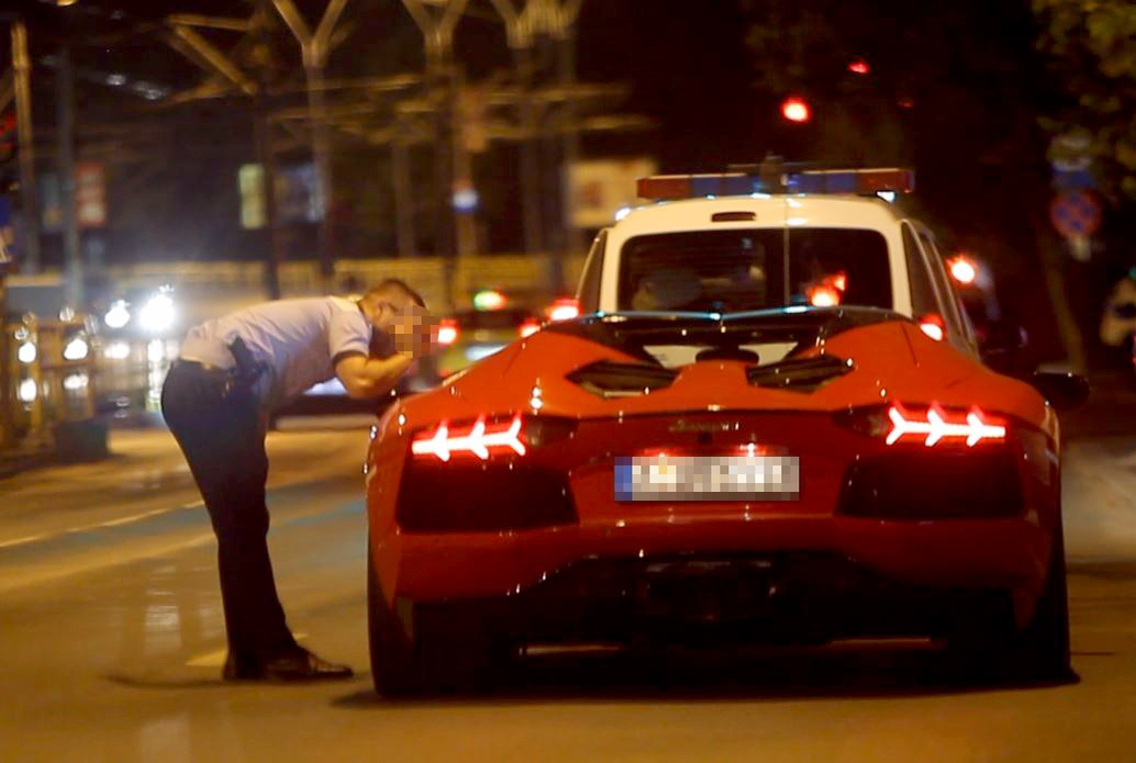 Mașina lui Adi Minune a fost oprită de un echipaj de la Poliția Rutieră pentru un control de rutină