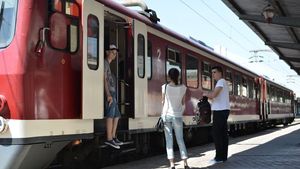 Românii continuă să se înghesuie pe litorarul românesc. CFR suplimentează vagoanele care merg spre litoral pe fondul cererii ridicate
