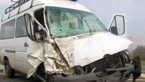 Accident grav în Caraş - Severin! Doi morţi şi 13 răniţi după ce un microbuz a fost lovit de un autoturism