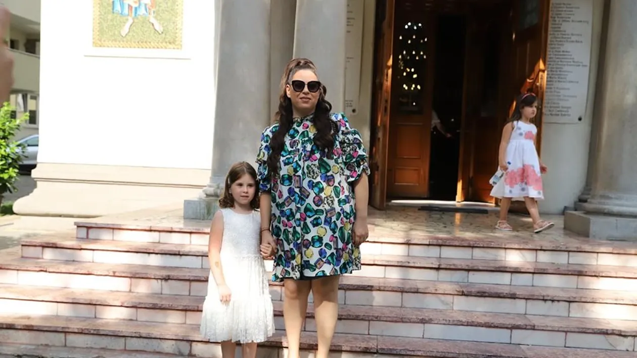 Toți invitații și-au dat coate! Oana Roman, într-o rochiță foarte scurtă la nunta Adelinei Pestrițu