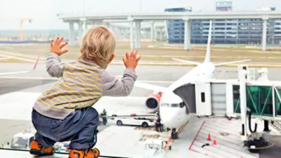 Doi părinți și-au abandonat bebelușul în aeroport când au aflat că trebuie să plătească bilet și pentru el