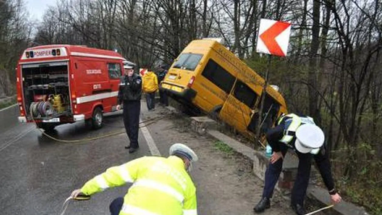 Un microbuz cu elevi s-a răsturnat pe şoseaua dintre Deva şi Hunedoara