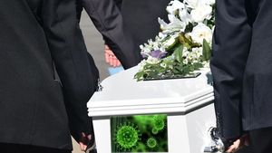 Sicriele închise ale morților de COVID-19 continuă să stârnească revoltă. Un bărbat din Cluj a lansat acuzații dure: “Pe mama au băgat-o dezbrăcată!”