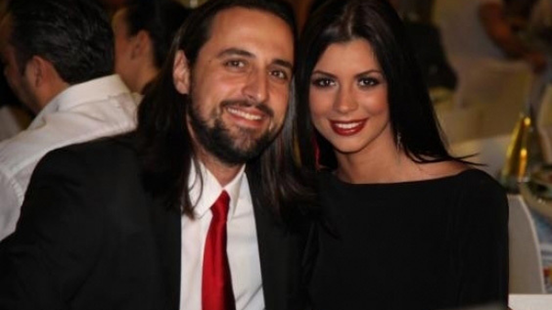 Îţi mai aminteşti de actorul DENIS ŞTEFAN? Uite cât de sexy arată soţia lui, bebeluşa CRISTINA