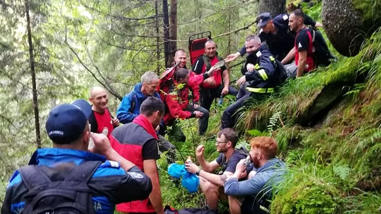 Turiști americani rătăciți în munți, recuperați de echipele de salvare din Maramureș
