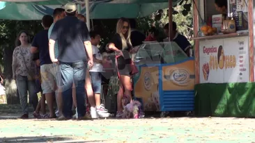 Imagini nemaivazute cu Raluca Podea! Si-a vopsit catelul si l-a scos la plimbare printr-un parc din Bucuresti!