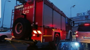 Incendiu într-un mall din Capitală. Mai multe echipaje de pompieri încearcă să stingă focul. Avem primele imagini