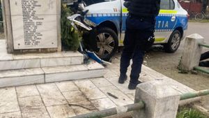 Accident spectaculos în Dolj! Un poliţist a intrat cu autospeciala în ....Monumentul Eroilor