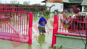 Risc de inundatii in 12 judete