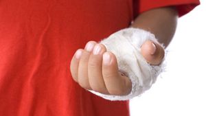 VIDEO Copil grav ranit dupa ce i-a explodat o petarda in mana