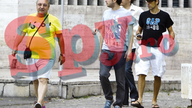 Il epuizeaza sau l-a ajuns oboseala? Moga are nevoie de multe vitamine ca sa faca fata intalnirilor cu Stefan Banica