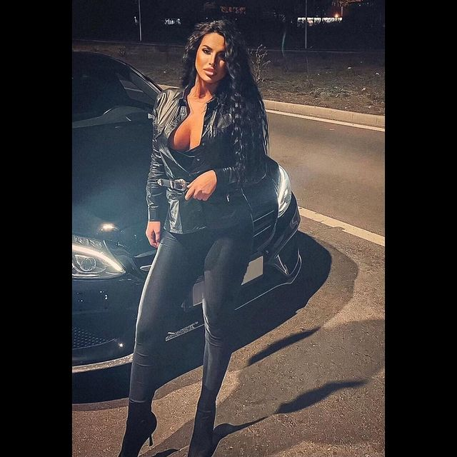 Anastasia te "îngheață" doar cu o privire! Fundul bombat și corpul tonifiat o scot din anonimat!