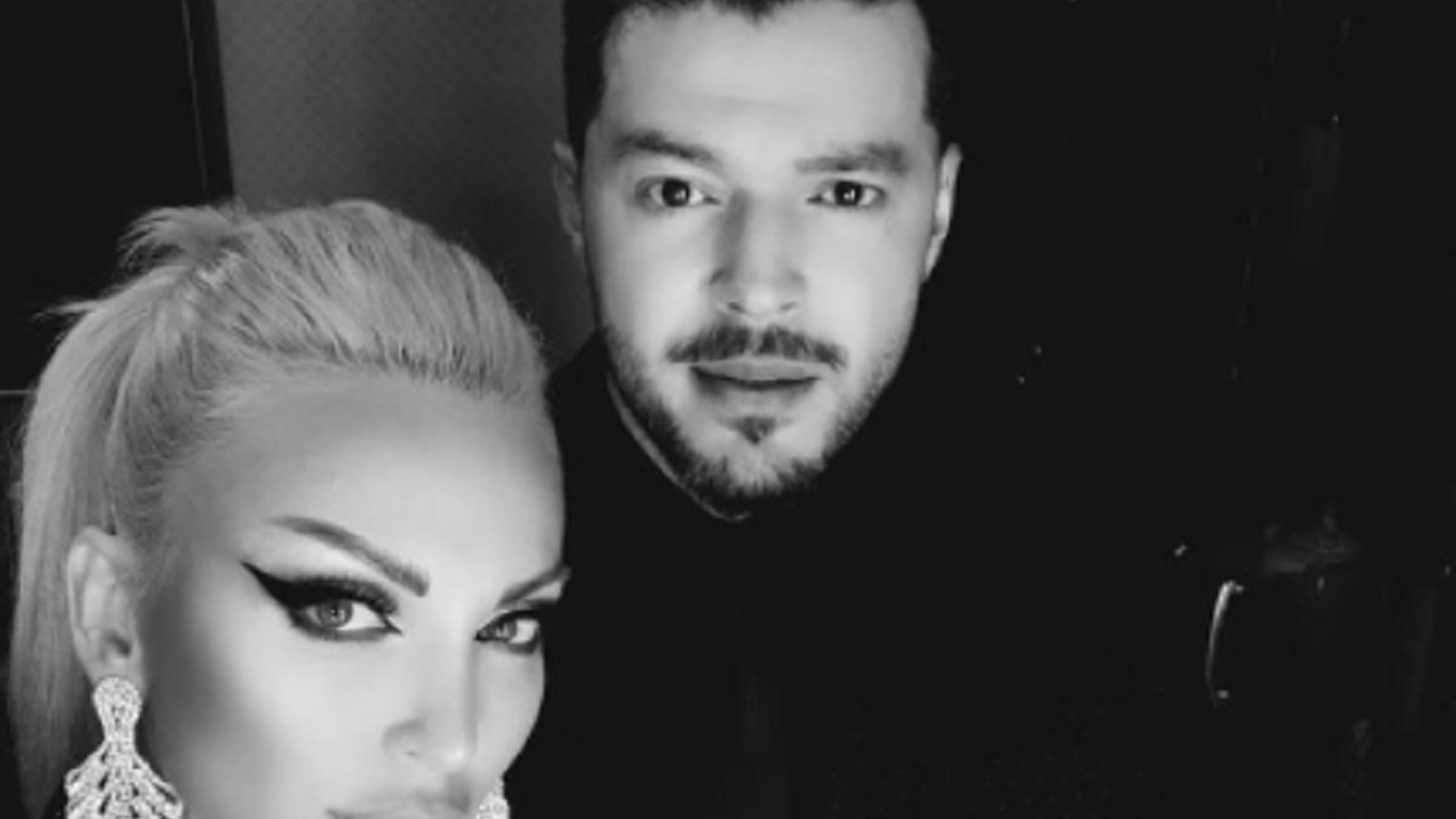 Cum încearcă iubita lui Victor Slav să atragă atenția. Blondina s-a pozat în cadă, goală și fără rețineri