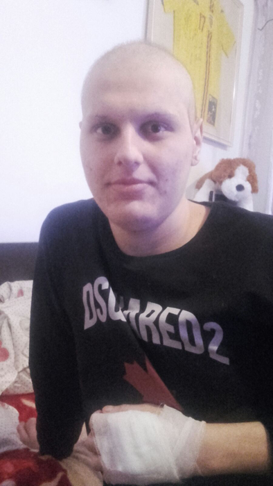 Alexandru se luptă cu o boală necruțătoare