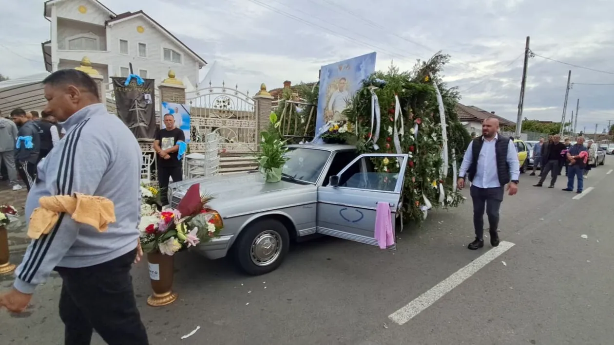 Tânărul ucis în răfuiala dintre clanuri la Craiova a fost înmormântat. Zeci de oameni l-au condus pe ultimul drum