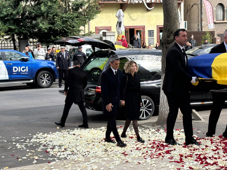 Răzvan Lucescu, împietrit de durere la înmormântarea lui Il Luce. Cine i-a stat alături, la fiecare pas