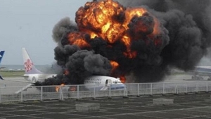 VIDEO / Panică la bordul unui avion! Se pregătea să decoleze, dar a luat foc!