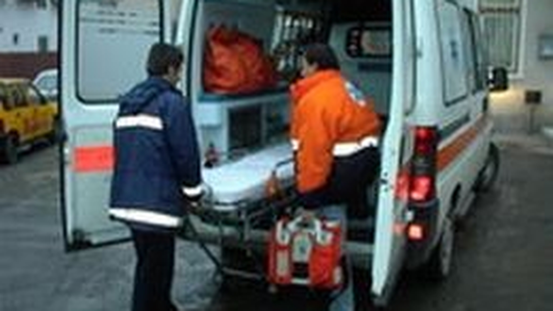 Accident grav pe Soseaua Progresului. Un masina tip Jeep a intrat intr-un tramvai, doua persoane fiind incarcerate!