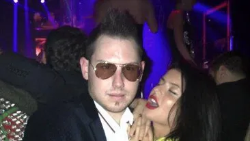 Uite ce show a facut Versace, un pusti de bani-gata din Capitala, in timp ce se “usura” langa club! Prietenele lui au filmat tot!