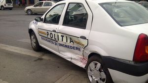 Mașină a Poliției, implicată într-un accident. Care este bilanțul victimelor