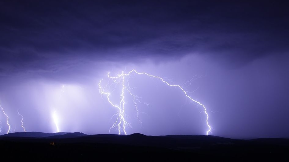 Prognoza meteo 24 aprilie: Vremea se schimbă radical! Sunt anunțate ploi cu descărcări electrice