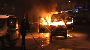 Alertă în Capitală, după ce un bărbat a incendiat o mașină. Oamenii legii susțin că a produs și alte pagube