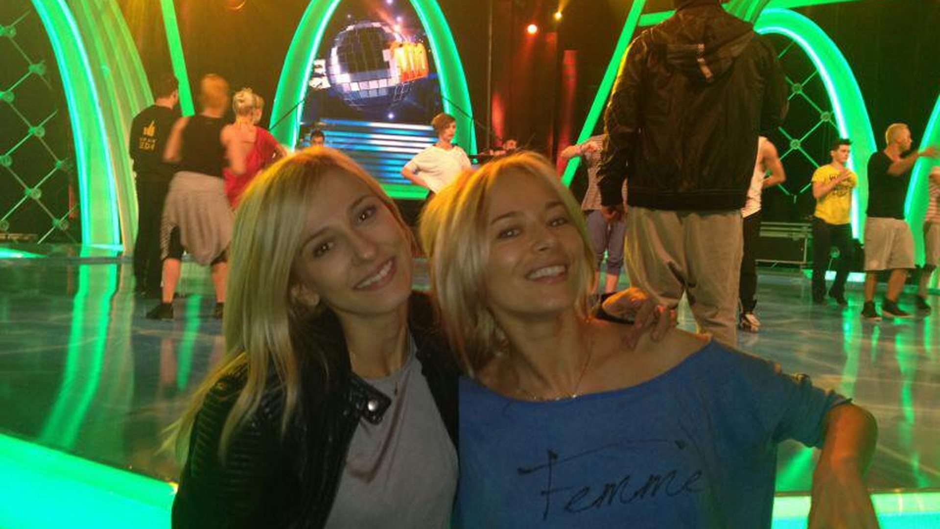 Dana Rogoz şi Laura Cosoi pregătesc o surpriză specială fanilor! Ce crezi că pun la cale cele două blondine?