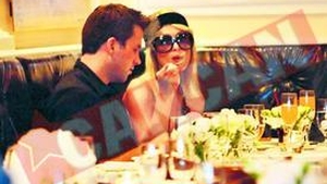 Paris Hilton, la cina cu ochelarii de soare