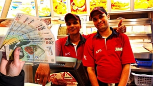 Câți lei câștigă un casier în restaurantele KFC, acum, în martie 2023. Primește bonus 50% din salariu net, cu o condiție
