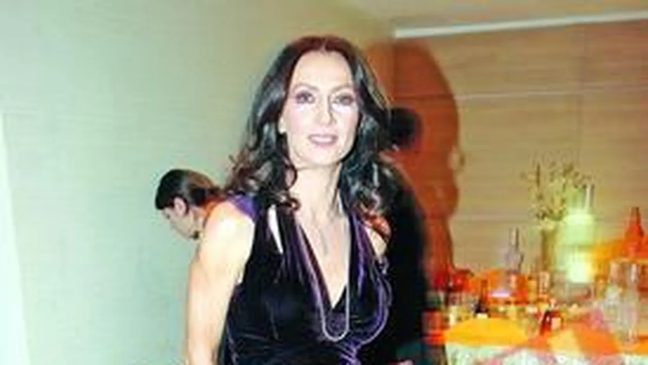 Mihaela Radulescu strange bani pentru copiii bolnavi