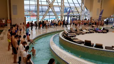 VIDEO. Zeci de studenți craioveni au jucat Hora Unirii în costume de baie