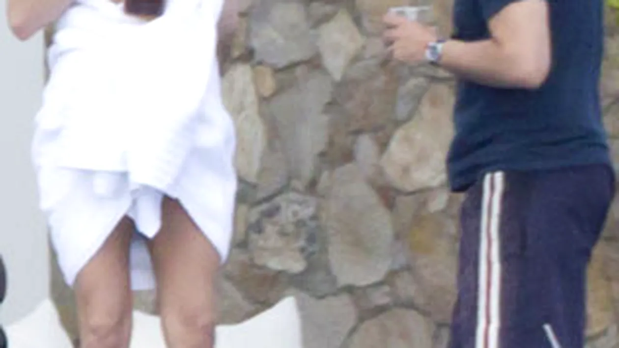 Aniston, in vacanta cu un barbat misterios