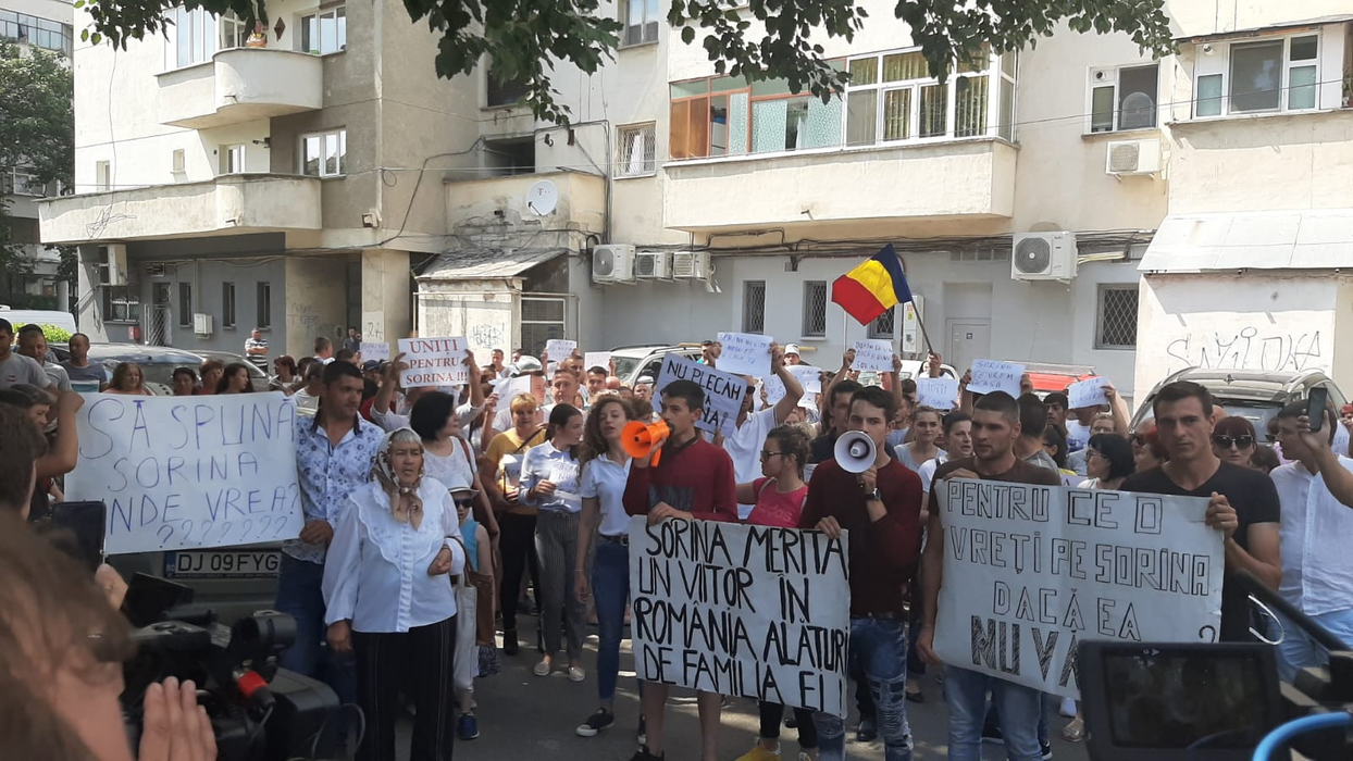 Proteste în Craiova, pentru fetița din Baia de Aramă: „Sorina noi vom lupta, traficanţii nu te ia”