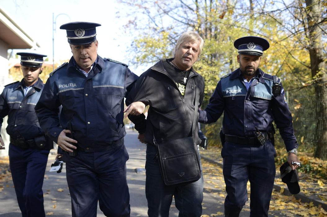 Incident în fața locuinței lui Ion Iliescu. Protestatarul ”Ceaușescu” a fost ridicat de polițiști: ”Trebuia să stai la pușcărie!”