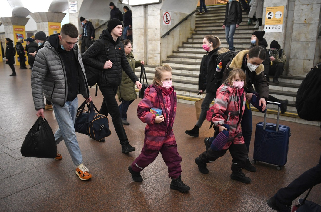 Oamenii se adăpostesc într-o stație de metrou din Kiev în dimineața zilei de 24 februarie 2022. (Sursa foto: profimedia.ro)