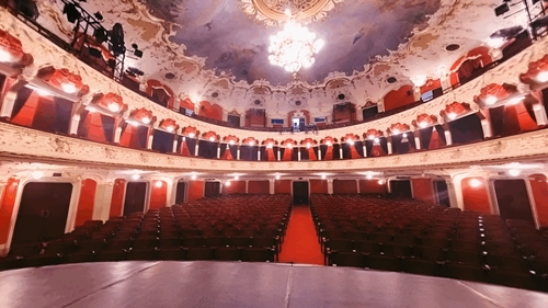 Incident pe scenă la Teatrul Național Iași. Un actor a fost rănit după căderea unui element de decor