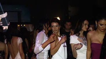 Atunci cand nu mixeaza topless, danseaza lasciv cu alte fete dezbracate si bea sampanie! Vezi cum s-a dat in spectacol Dj Harra