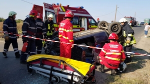 Accident violent în județul Teleorman. O tânără șoferiță s-a răsturnat cu mașina și a rămas încarcerată