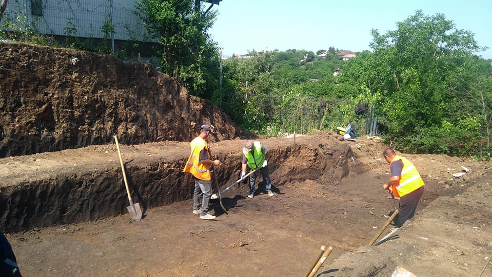 În groapa săpată pentru fundația blocului au fost descoperite obiecte vechi de 7.000 de ani