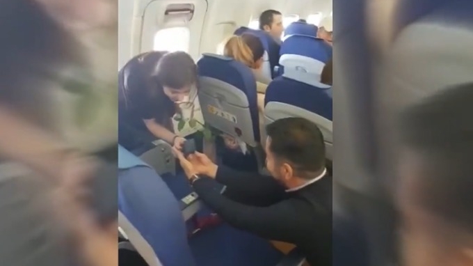 Cerere în căsătorie la 10.000 de m altitudine, pe ruta Amsterdam Bucureşti! S-a lăsat cu lacrimi