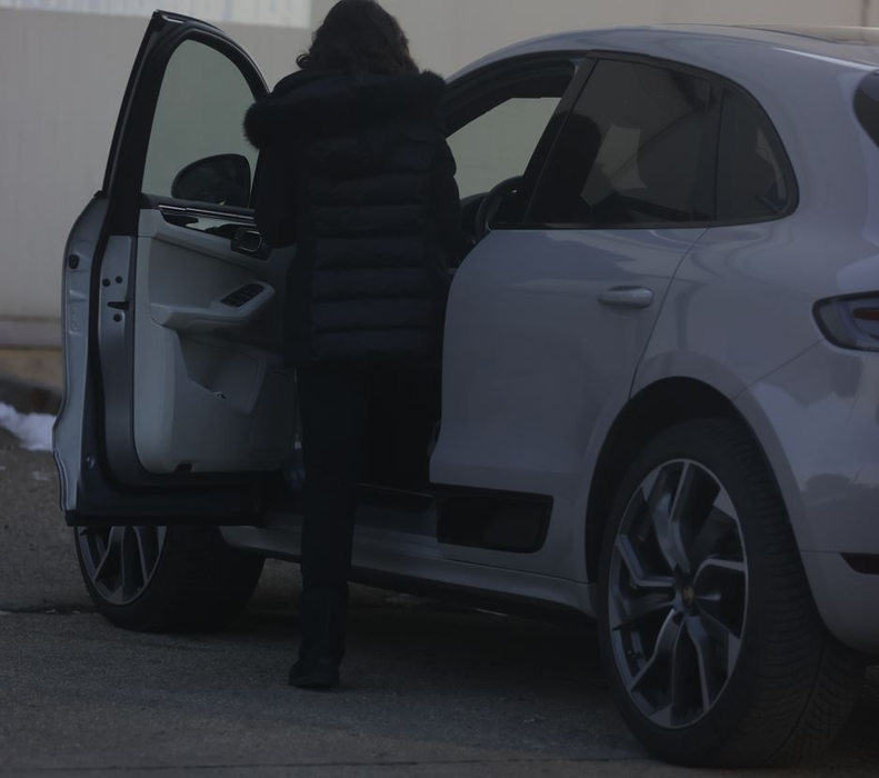 Geanina intră în noua mașină (SURSA FOTO: CANCAN.RO)