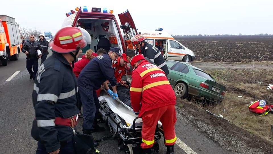 Sibiu: Maşină proiectată în gardul unei case, în urma unui accident. 4 persoane rănite