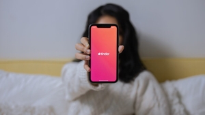 Atenţie, foloseşti Tinder? Lucrurile pe care nu ar trebui să le facă niciodată un bărbat. Sunt interzise