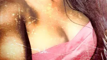 Ce imense sunt. Şi-a pus silicoane O cântăreaţă din România şi-a uimit admiratorii cu decolteul ăsta impresionant