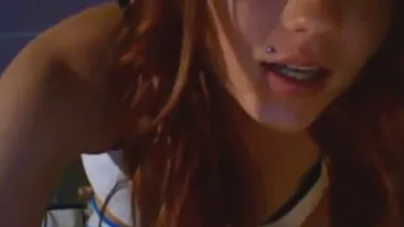 Cea mai bună metodă de hipnoză! Specialiştii ar trebui să o vadă pe roşcată asta cum dă din fund şi poate ameţi pe oricine!