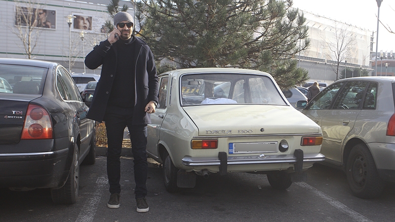 Imagini în premieră! Unul dintre cei mai cunoscuţi chefi din România a renunţat la Range Rover pentru o… ”rablă” de 45 de ani!