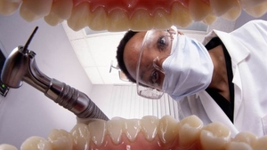 Cosmarul fiecarui pacient: unui dentist i s-a blocat freza, i-a cazut pe gatul unei femei si s-a impotmolit in plamanii acesteia