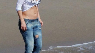 VIDEO S-a pipait pe sani la plaja, in timp ce isi etala abdomenul lucrat! Jennifer Lopez este mai sexy decat o pustoaica de 20 de ani!