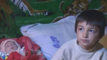 Unde creşte puştiul de 6 ani care şi-a scos surorile din flăcări. Gigi Becali i-a promis o casă, dar…