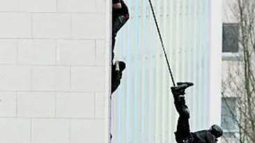 A cazut in gol de la etajul cinci